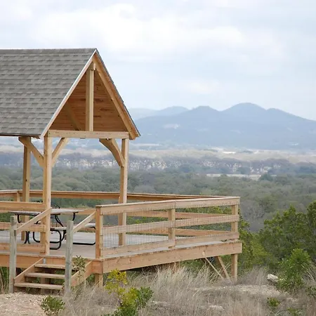 Utopia Family Home With Mountain Viewing Deck!